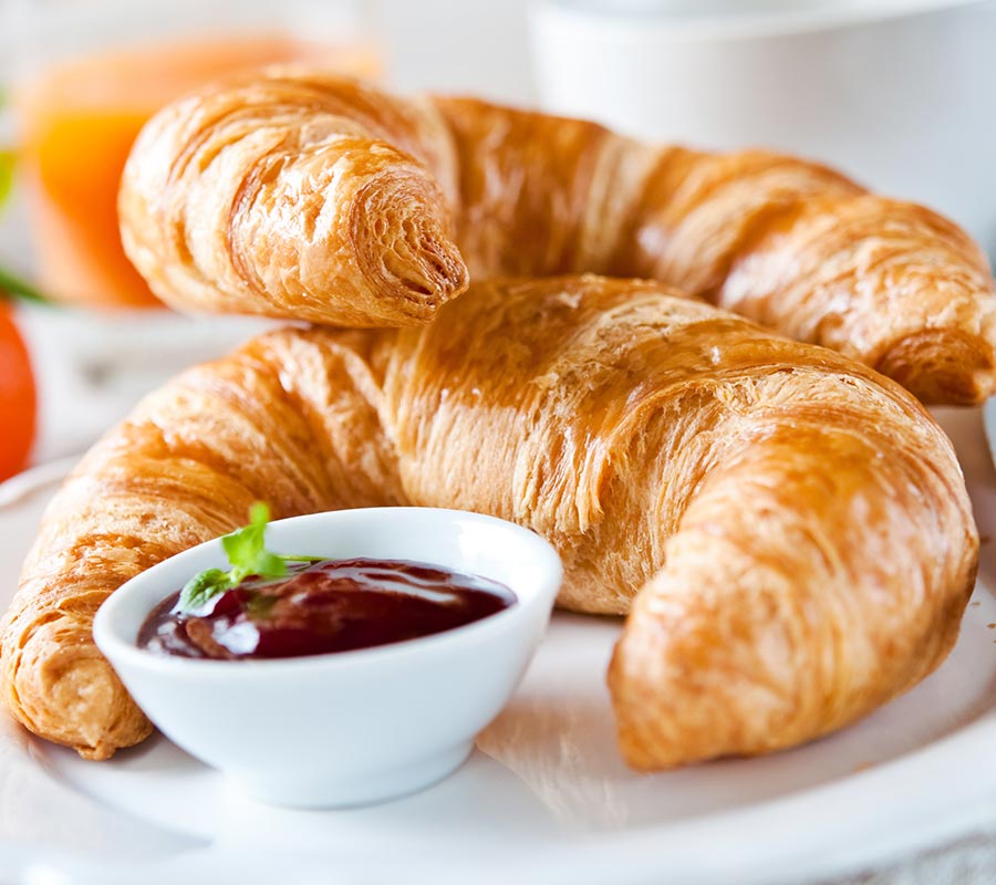 fruehstueck-croissants-morgen